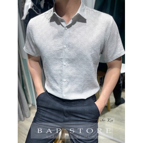 Áo ngắn tay đen trắng họa tiết trẻ form áo slimfit chất vải đũi không nhăn hút mồ hôi tốt mẫu mới 2025